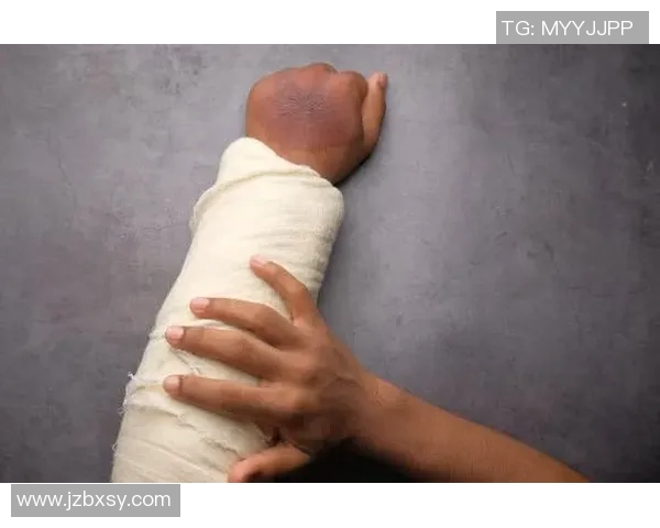 足球明星因手部受伤紧急打绷带备战重要比赛展现坚韧不拔的精神